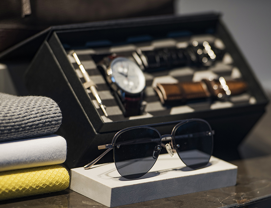 Men,Watch,And,Accesories,In,A,Shop,In,Madrid